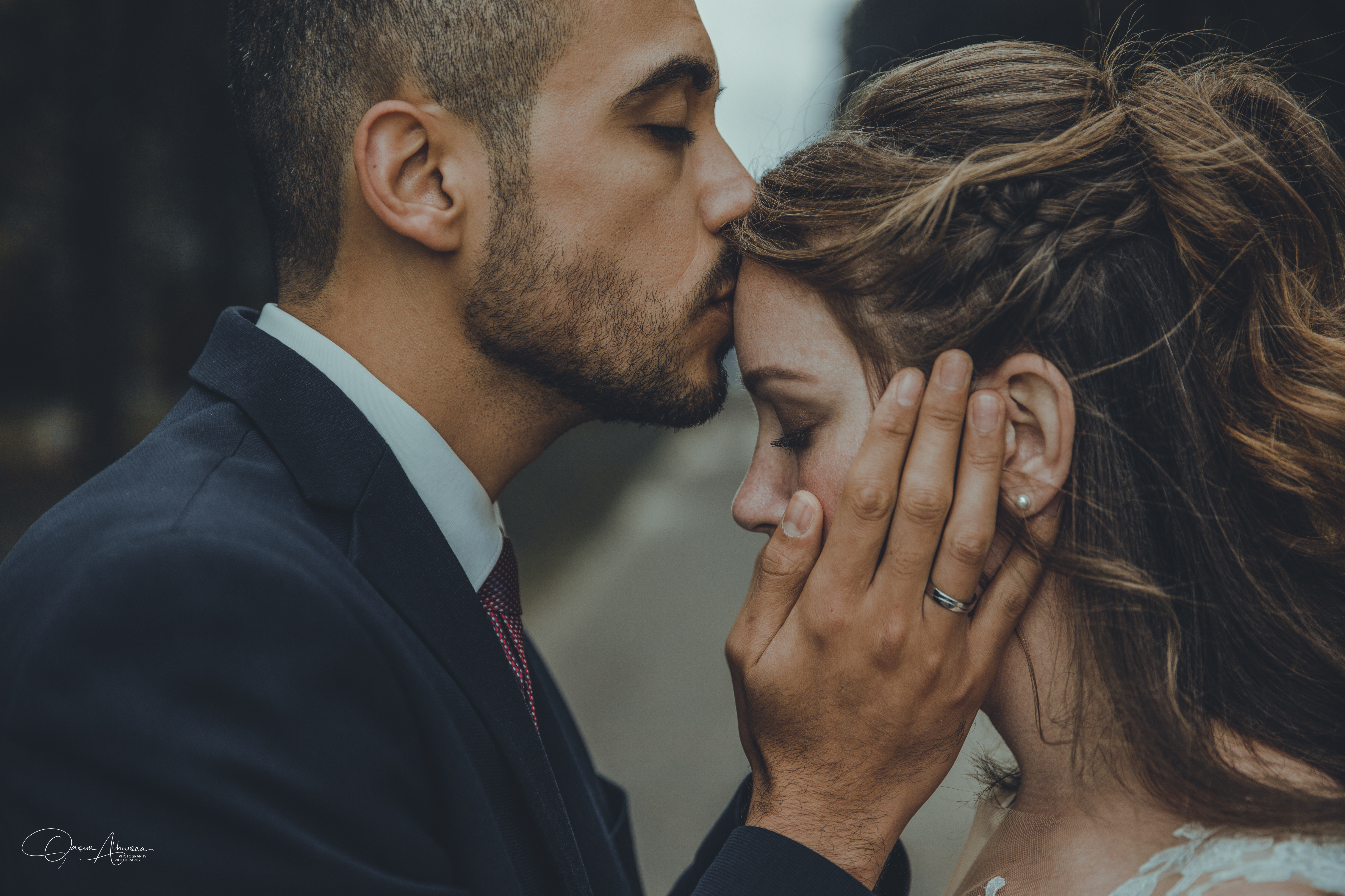 Der Ehemann küsst seine Frau auf die Stirn  Ihr professioneller Hochzeitsfotograf aus Krefeld