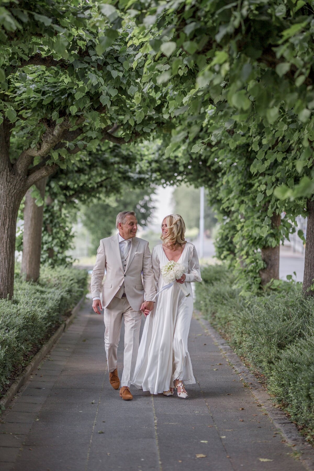 Natürliches Paarshooting zur Hochzeit