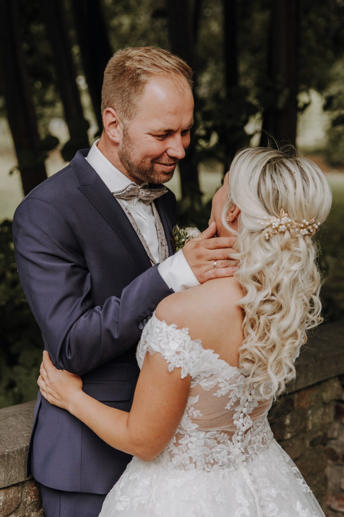 Verliebte Blicke eines Hochzeitspaares